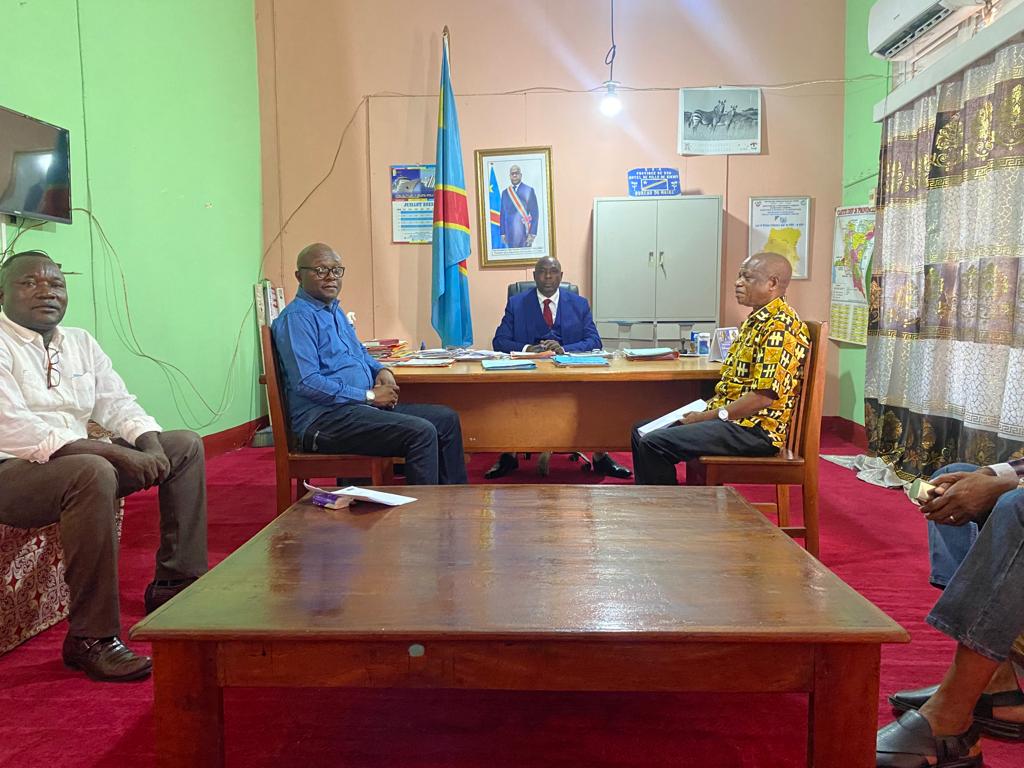 InadesRDCongo's tweet photo. Poursuite par l'#INADES de la mission de suivi des activités exécutées par l'#OSC #LIDEPROV dans la province du #Kwilu dans le cadre du projet #PARC_RDC financé par #UE : Présentation des civilités à Mr le Maire de la Ville de #Kikwit. #PARC @UEenRDC @eu_eeas @Jmchataigner https://t.co/mLbIgDnnzU
