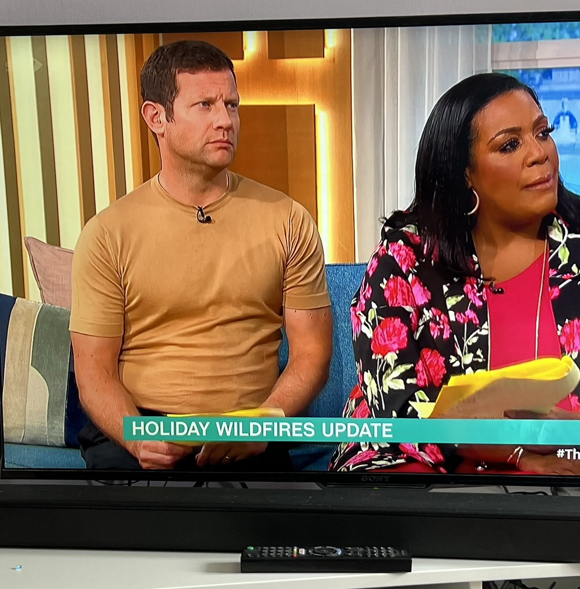 satnavsam55's tweet photo. @thismorning Dermot please stop wearing skin colour tops that match the background colour of the studio 😳🤨#thismorning @radioleary #colourfail 😆 https://t.co/SweO8eCkrr