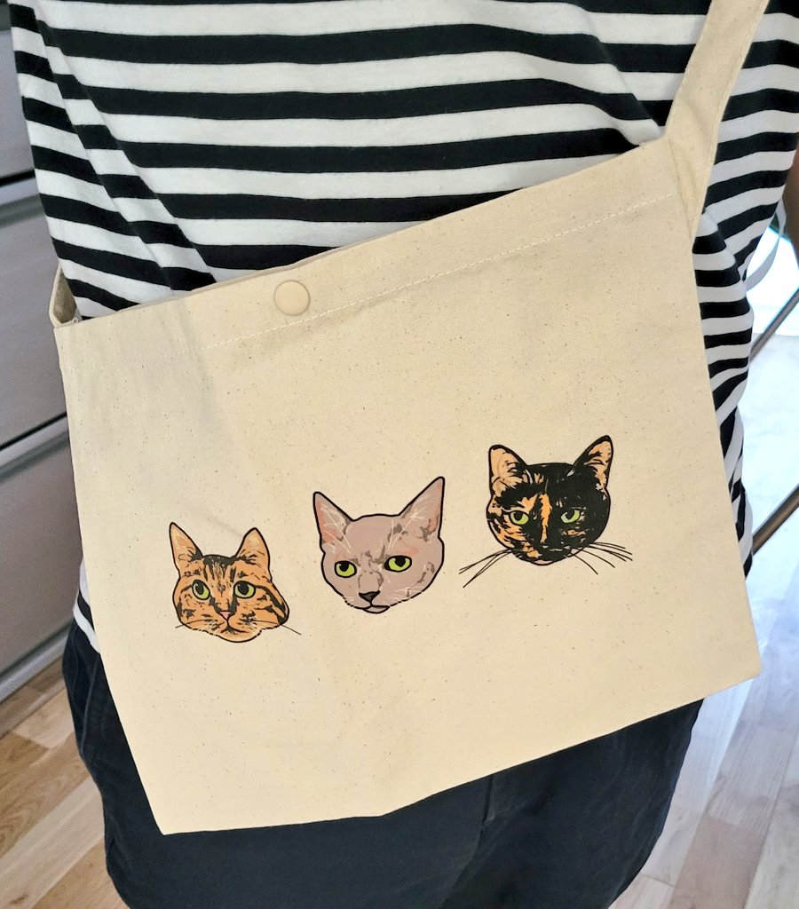 ryoshirai's tweet photo. 美沙乃ちゃん（@MISANOpom )の猫サコッシュ届いた！！
めっっっっっちゃ可愛い！！
サイズもちょうどよくてお財布とスマホと本入れるのにピッタリ！！
最高〜！！！！
購入はコチラから↓
https://t.co/3F2urGvBWS https://t.co/FIlyjvXprc