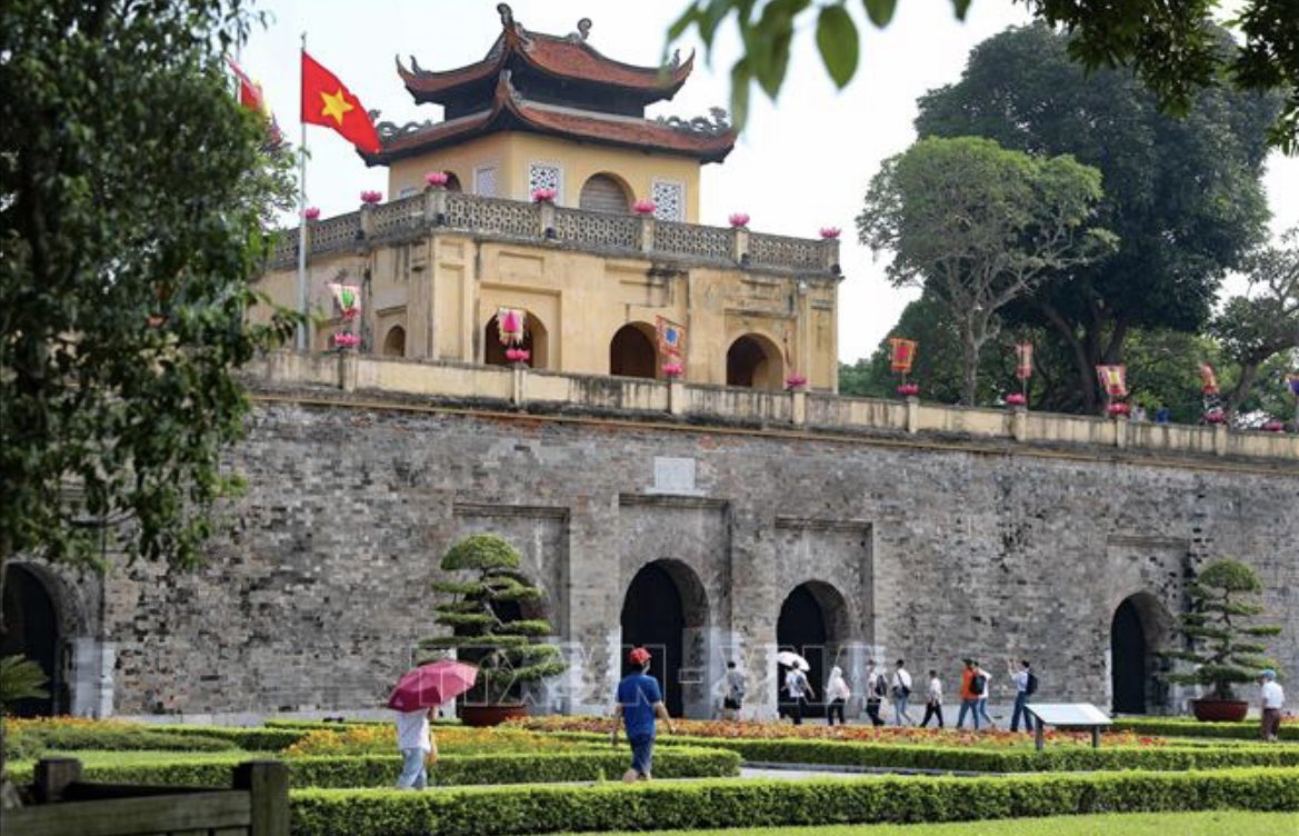 Vietnam has agreed that the next big event to mark our 🇦🇺🇻🇳 50th anniversary will take place at the ancient Thanh Long Imperial Citadel in Hanoi.  Very honoured. 
📸: 
Me with Director Quang &amp; <a href="/VNNewsAgency/">Vietnam News Agency</a>