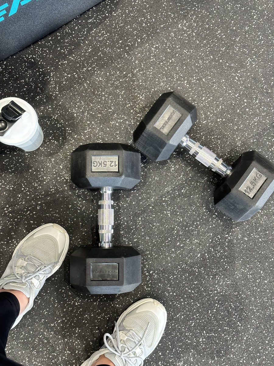 Gm-gm, world🪐 I wonder how my lower back is doing 😂