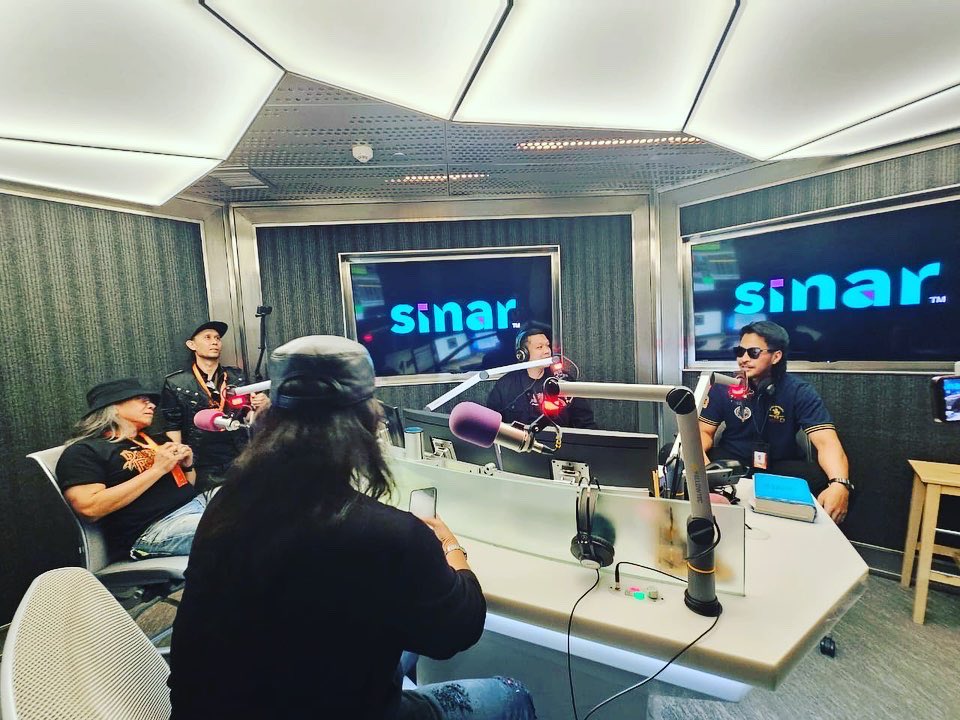 barbarikband's tweet photo. Suasana dalam konti @sinar_my bersama @falyqhikyle &amp; @hefnysahad dalam segmen Duo Sinar untuk sesi promosi konsert Double Trouble 2. 
📸: @riminoor 
#rockthecity #search #barbarik #doubletrouble2 #duosinar #sinarfm #officialradio https://t.co/kJq9N83bII