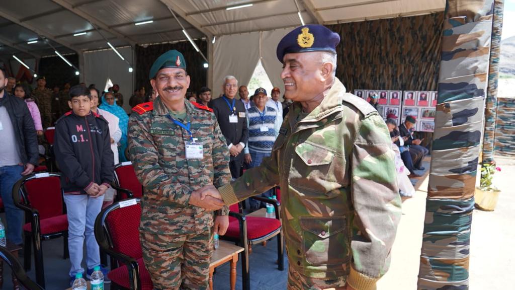 #KargilVijayDiwas 2023

On the eve of #KargilVijayDiwas 2023, General Manoj Pande #COAS interacted with #Veterans, #VeerNaris, Gallantry Award Winners & Awam of #Dras & #Kargil and conveyed his gratitude. A mesmerising display of Military Bands & cultural performance showcasing…