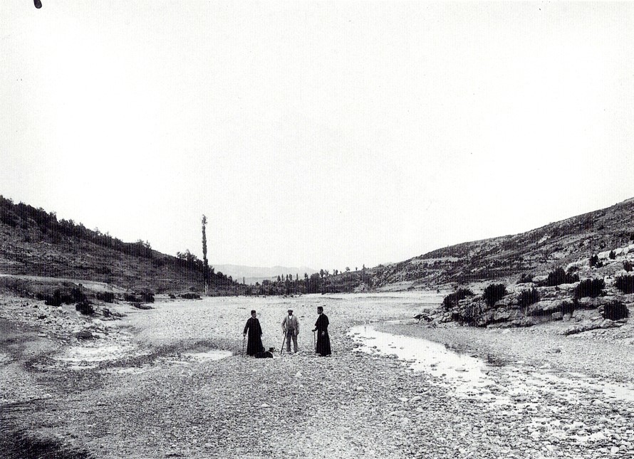 Lucien Briet llega el 5 de octubre a Lecina, dónde se aloja 3 noches en casa de Tomás Lorés. Visita la fuente del río Vero, la garganta de Lecina y la Choca. Con 223 habitantes (1900), Lecina era el pueblo más poblado del ayuntamiento de Bárcabo puebloshuesca.blogspot.com/2023/07/los-pu…