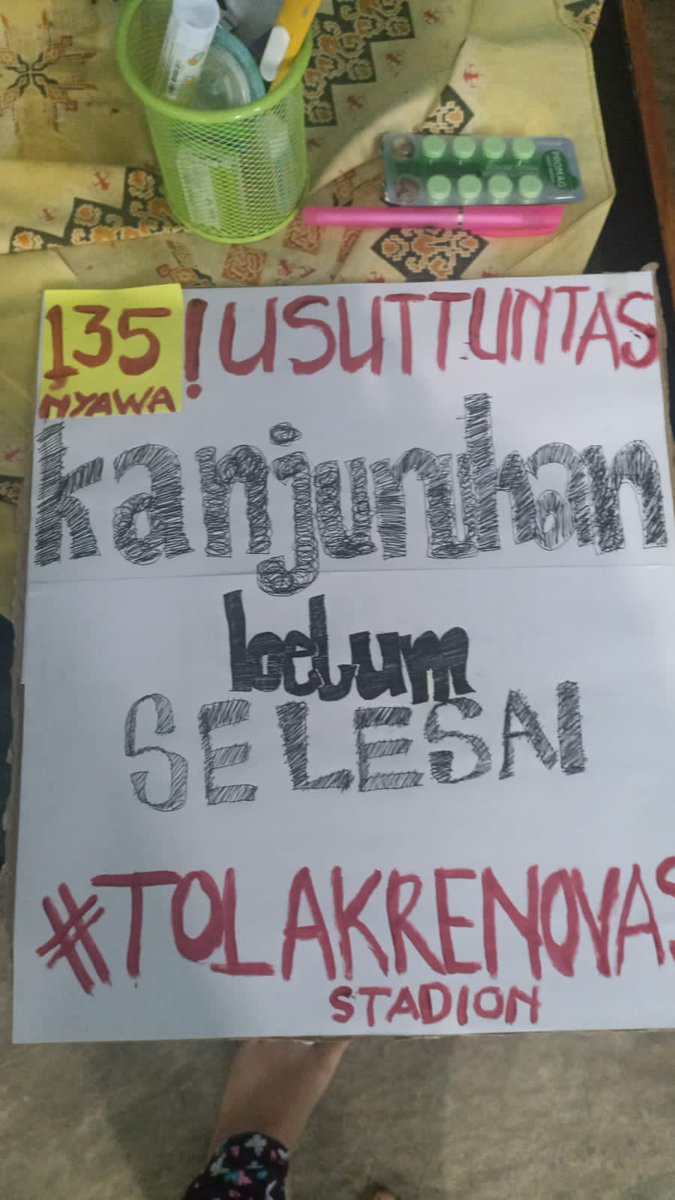 tribunmelawan's tweet photo. Ini adalah penampakan kedua poster keluarga korban kanjuruhan yang dirampas oleh aparat keamanan karena dianggap provokatif.

Adakah unsur provokasi dari kedua tulisan tersebut? https://t.co/OZunuw0A4r