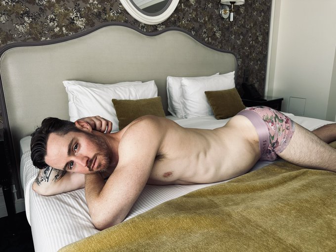 Yes, I actually need the king size bed now. 👑 https://t.co/PPyZZFZ90f