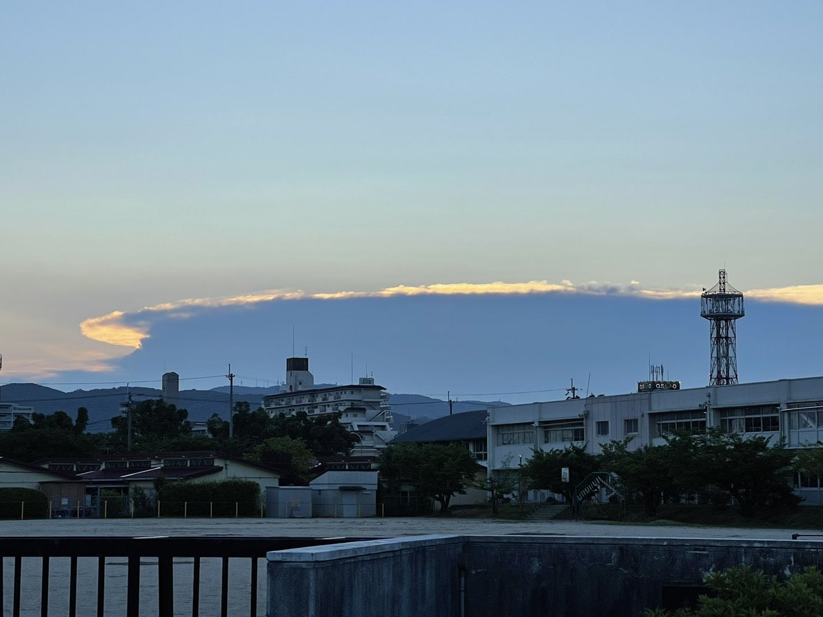 Azu_YuHu's tweet image. 変な雲💦