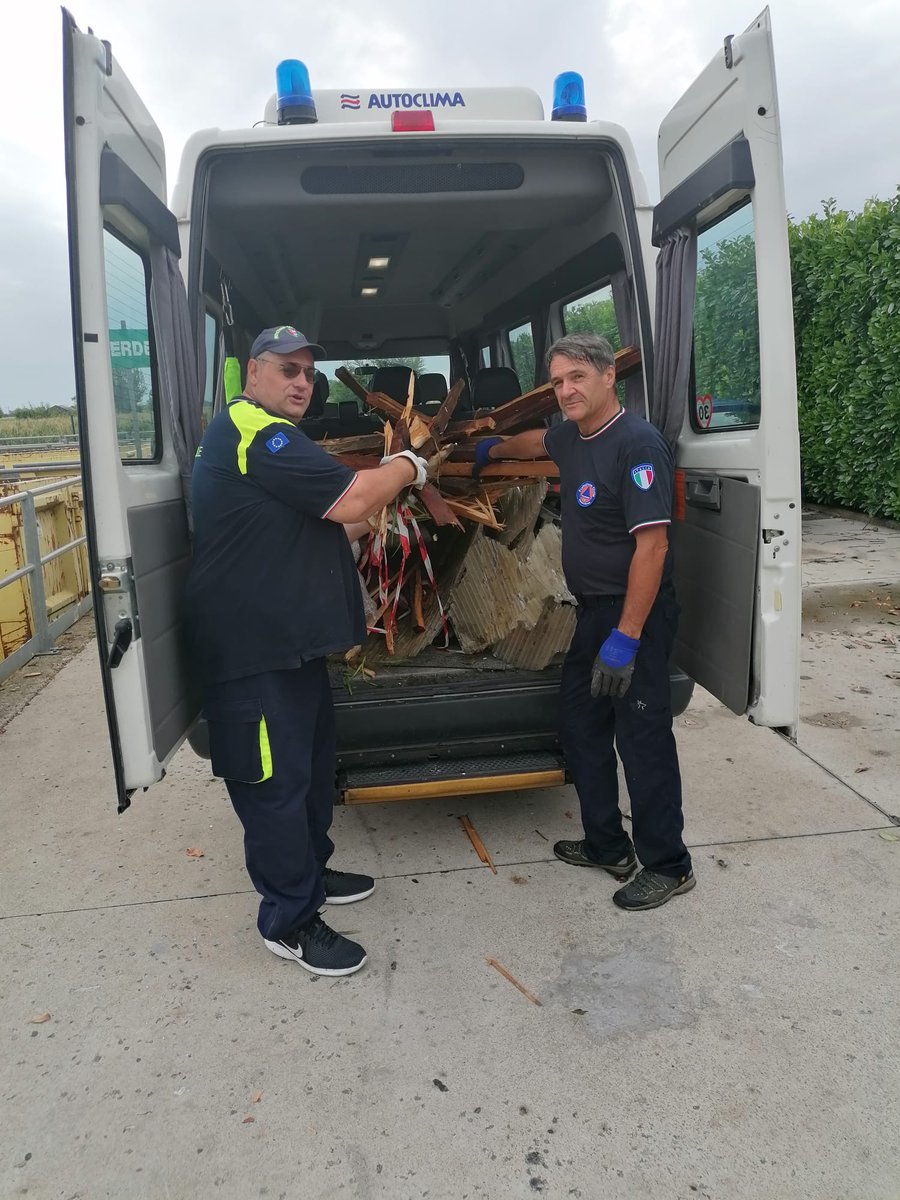 ProtCivGessate's tweet photo. Proseguono le attività di #protezionecivile
#Gessate 
nel post-emergenza a seguito #trombadaria https://t.co/HTwNlQD4Ve