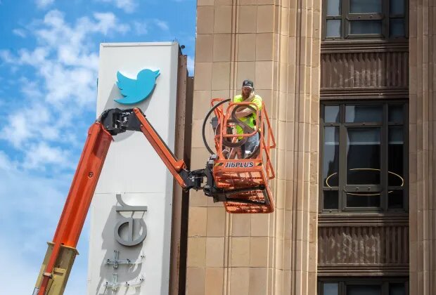 feedmileapp's tweet image. Police halt ‘sign removal’ at Twitter HQ in San Francisco, citing a permit issue.

#feedmile #Police #signremoval #Twitter #headquarters #SanFrancisco