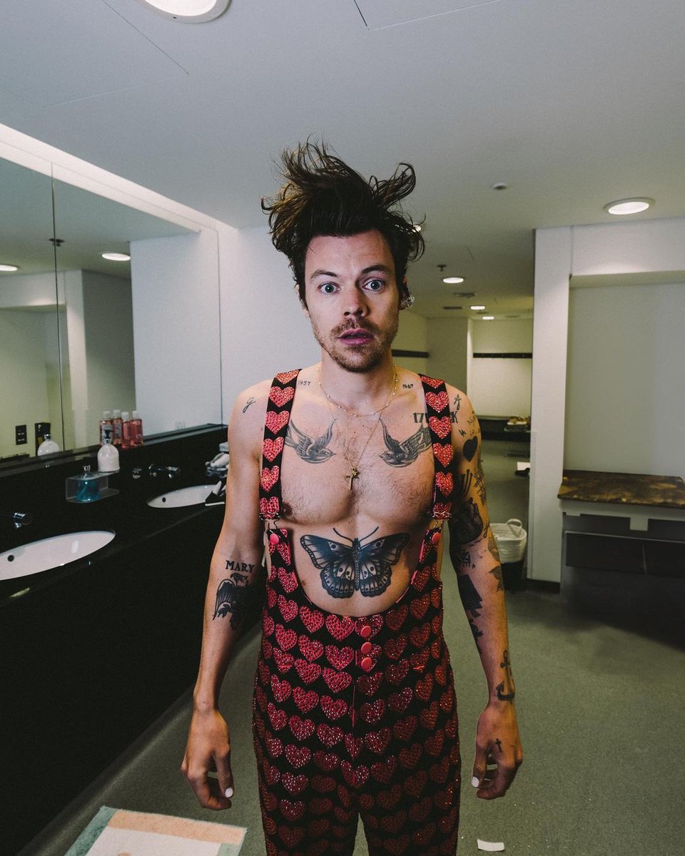 TheHarryNews's tweet photo. Harry backstage during Love On Tour
(By Lloyd Wakefield) https://t.co/RlHYVFQaD8