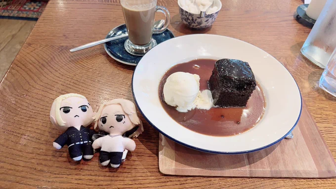 再び近所のカフェ。トフィープディングうまい