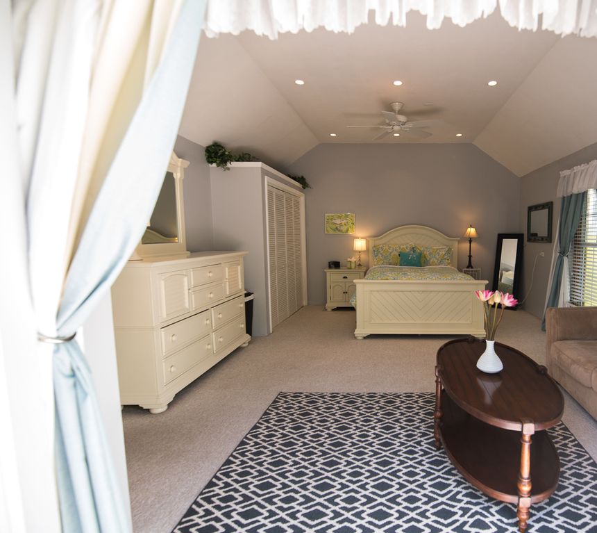 Southern_ViewsR's tweet photo. Indulge in luxury at our Southampton Vacation House! Explore local sights and relax in style. Book now for an opulent getaway! #SouthamptonLuxuryHouse #VacationRetreat #LuxuryLiving #TravelGoals #HolidayEscape https://t.co/nG2DTB4sdk https://t.co/7ncVY6LtTP
