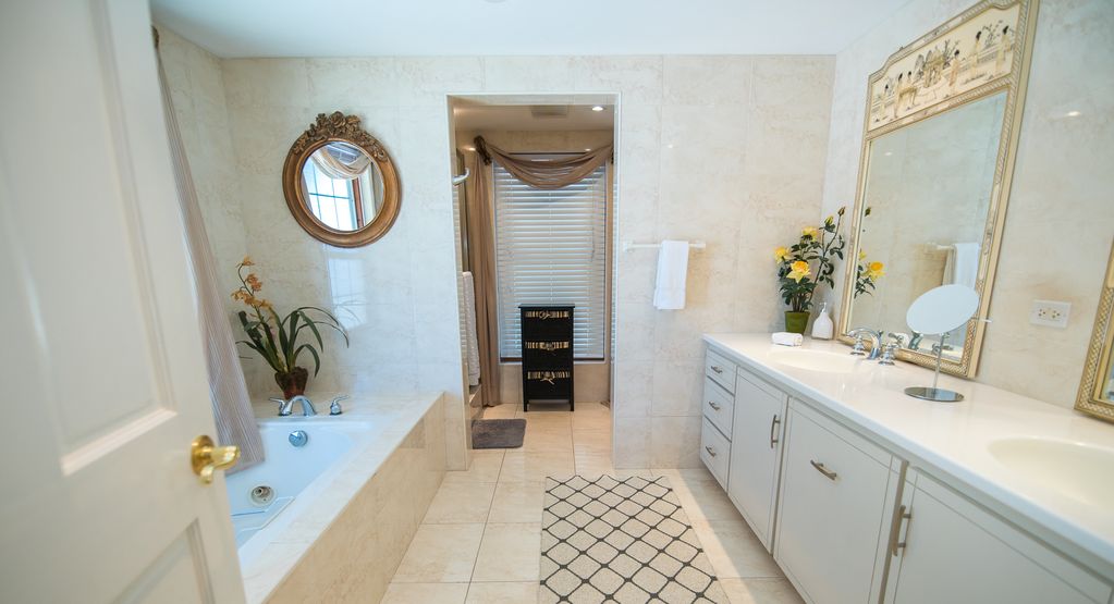 Southern_ViewsR's tweet photo. Indulge in luxury at our Southampton Vacation House! Explore local sights and relax in style. Book now for an opulent getaway! #SouthamptonLuxuryHouse #VacationRetreat #LuxuryLiving #TravelGoals #HolidayEscape https://t.co/nG2DTB4sdk https://t.co/7ncVY6LtTP