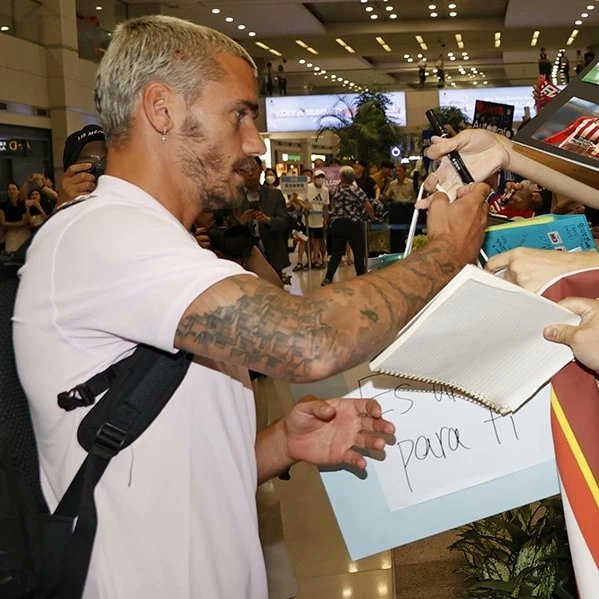 Grizi4life19's tweet photo. Antoine and Atleti have Arrived Safely to Seoul  South Korea 🇰🇷
A grueling World Tour begins 🌍🔥🔥🔥💪💪🥺🥺🥺❤️🤍❤️🤍 https://t.co/NOIqkXKfap