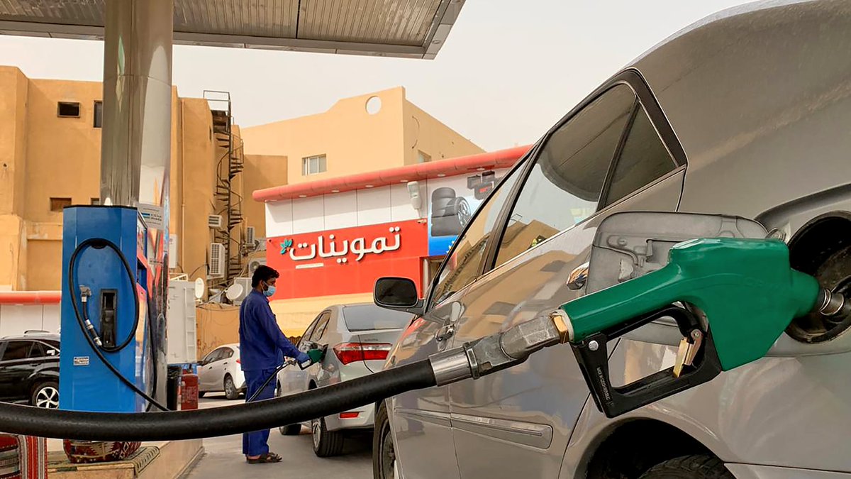 AZK_SA's tweet photo. خبر:
بدأت خدمة الدفع الذاتي في بعض محطات الوقود في مدينة الرياض.

في السعودية, يوجد 10,000 محطة وقود.. لو افترضنا كل محطة يعمل فيها 4 عمال, فهذا يعني الاستغناء عن 40 ألف عامل مباشر.

قرار تأخر رغم بساطته. https://t.co/nMYRnJKp06