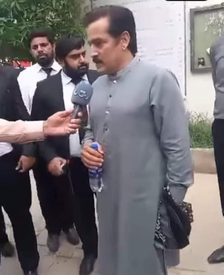 jamshaidAdasti's tweet photo. اسلامیہ یونیورسٹی بہاولپور سانحہ کا مرکزی ملزم میجر ریٹائرڈ سید اعجاز شاہ کو جب عدالت پیش کیا گیا تو پولیس نے اسے مکمل پروٹوکول سے نوازا۔۔ ملزم کو ہتھکڑی لگی ہوئی ہے مگر اسے ڈھانپنے کا بھی بندوبست کیا گیا ہے ۔۔۔ ملزم کے سٹائل سے تو ��گتا ہے موصوف کو اعلیٰ درجے کا پروٹوکول دیا جا رہا ہے کیا خاک انصاف ملے گا اعلی عدلیہ اس صورتحال کا نوٹس لیں