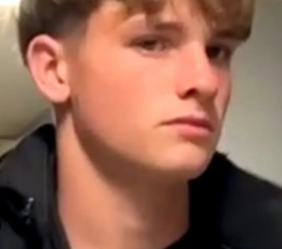 orezzinca229's tweet image. Enzo, un adolescent de 15 ans 
“ sans histoire ” a été tué d’un coup de couteau. Un simple regard est à l'origine de ce crime. 
@KMbappe pas un mot pour ce petit ange ? @GDarmanin pas de #Kévin pour tout casser ?
Ceci est #inexcusable @EmmanuelMacron.