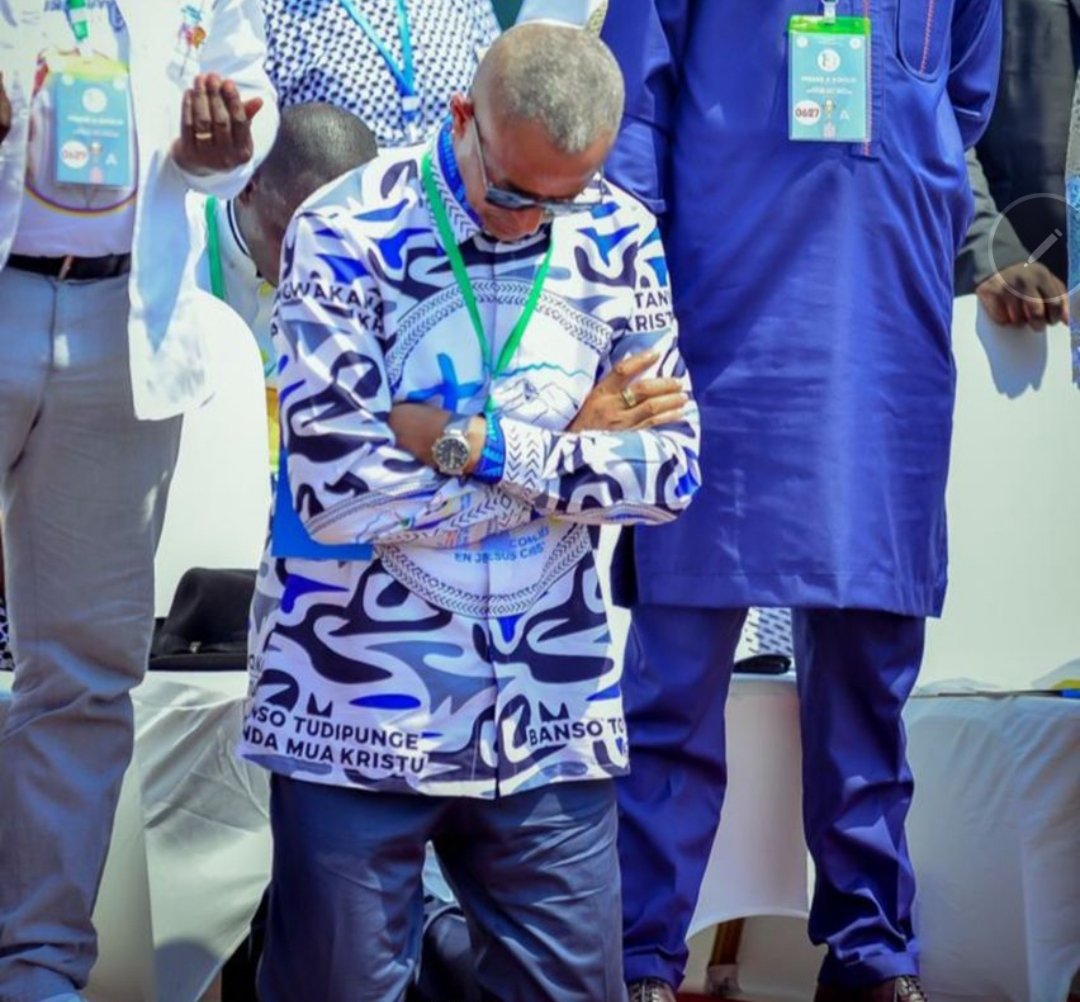 cholavictor3's tweet image. Le #sortant s&apos;agenouille dvant les Faux prophètes pour lui mentir à un second mandat kiekiekie le @prochain06 @moise_katumbi s&apos;agenouille devant son #createur pour l&apos;adoration eucharistique et la prière universelle d son pays d ses ancêtres ensemble nous vaincrons rendez-vous ;;;