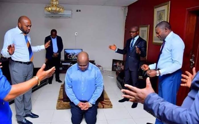 cholavictor3's tweet image. Le #sortant s&apos;agenouille dvant les Faux prophètes pour lui mentir à un second mandat kiekiekie le @prochain06 @moise_katumbi s&apos;agenouille devant son #createur pour l&apos;adoration eucharistique et la prière universelle d son pays d ses ancêtres ensemble nous vaincrons rendez-vous ;;;