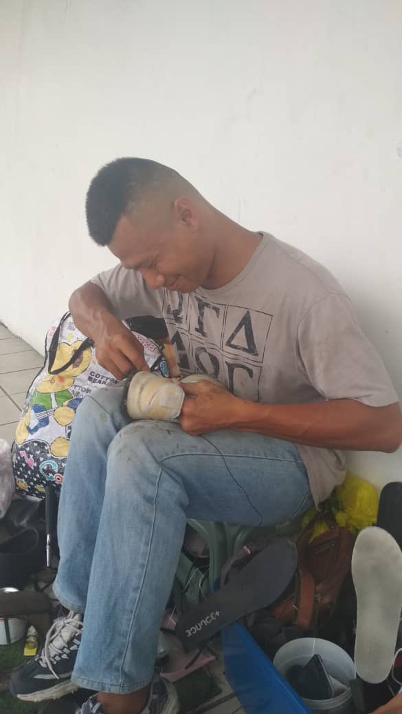 zumairaaa's tweet photo. - Bapa tunggal 4 orang anak
- Tukang jahit kasut

Lepas bercerai dengan isteri kehulu kehilir usung anak termasuk yang still bayi pergi tempat kerja mencari rezeki sebab tak ada duit nak hantar pusat jagaan.

Satu2 kemahiran yang dia ada lepas ikut ayah dari kecik. Tolong I RT 🙏 https://t.co/8fCuWhjB9k