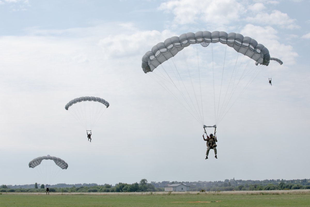 Outstanding aviation support from our @3rdCAB to our @4thInfDiv paratroopers as they conduct airborne training in Daugavpils, Latvia. Proud of the hard work our Soldiers do to support our Partners and Allies in Europe! @USArmyEURAF @USArmy photos by Sgt. Alex Soliday