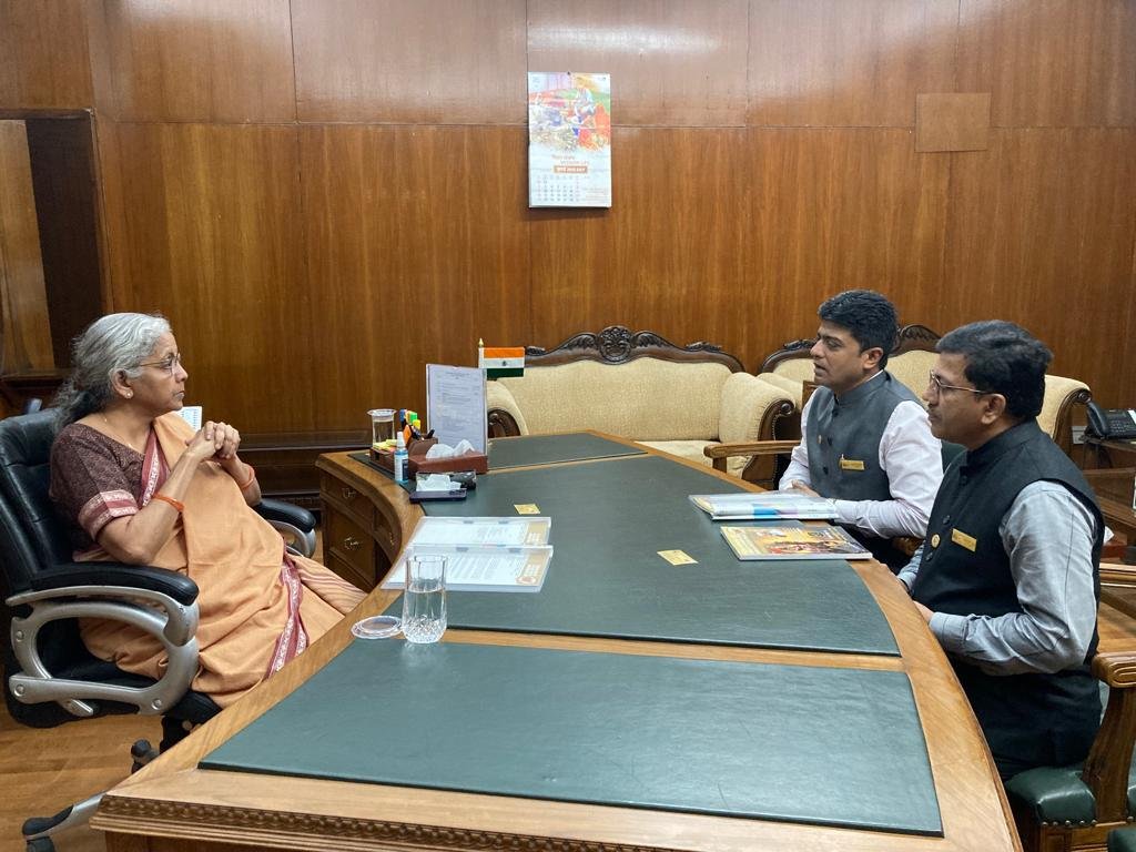 nsitharamanoffc's tweet photo. Delegation from Federation of Associations of Maharashtra (FAM) calls on Smt @nsitharaman at Parliament House. https://t.co/H9xYxful6C