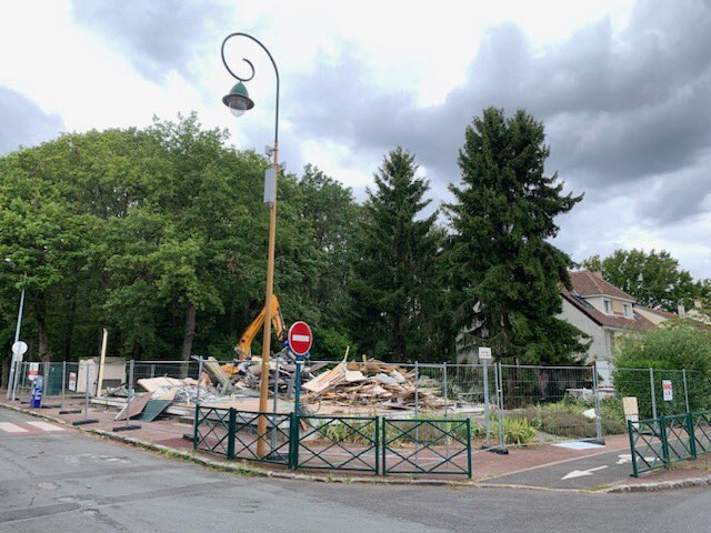 mcciuntu's tweet photo. C’est parti pour le nouvel espace associatif du quartier des Bruyères à @VilleSucy ! 

👉 Démolition des anciens locaux dit « 1000 clubs » et début de la construction du bâtiment dessiné par l’architecte Henrion qui s’insérera parfaitement dans le paysage. 
👉Ouverture dans 1 an. https://t.co/X04oPGqqmP