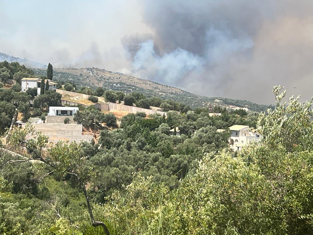 The wind is spreading the fire again in the North #Corfu