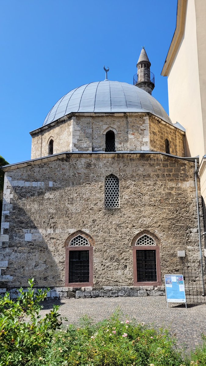 İbrahim Peçevî'nin memleketi Peçuy'da Yakovalı Hasan Paşa Camii ve Türk heykeltıraş Metin Yurdanur'a ait İbrahim Peçevî heykeli. Cami el sanatları müzesi olarak kullanılıyor. İbadet edilebiliyor ancak öncelikle müze ücretini ödeyip girmek gerekiyor.