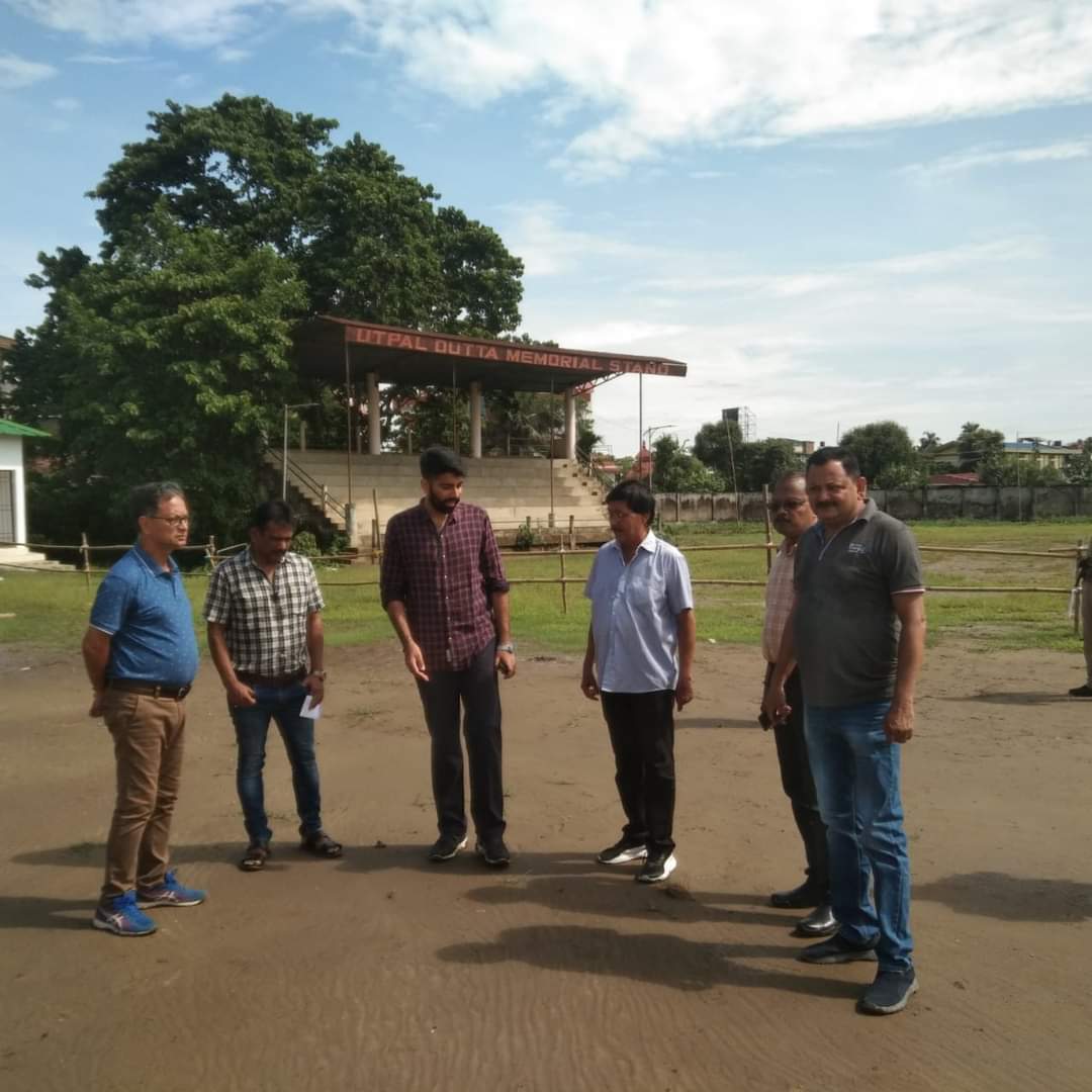dc_sivasagar's tweet photo. শিৱসাগৰ জিলা আয়ুক্ত শ্ৰী আদিত্য বিক্ৰম য়াদৱ মহোদয়ে নিৰ্মীয়মান অৱস্থাত থকা পিয়লি ফুকন ষ্টেডিয়ামখন পৰিদৰ্শন কৰি ষ্টেডিয়াম নিৰ্মাণৰ লগত জড়িত অভিযন্তা তথা নিৰ্মাণ কমিটিৰ সদস্য সকলক সুচাৰুৰূপে নিৰ্মাণকাৰ্য্য সম্পন্ন কৰি  ক্ৰীড়াৰ বাবে সাজু কৰি তুলিবৰ বাবে আহ্বান জনায় ৷ https://t.co/GwxgCp7Twb