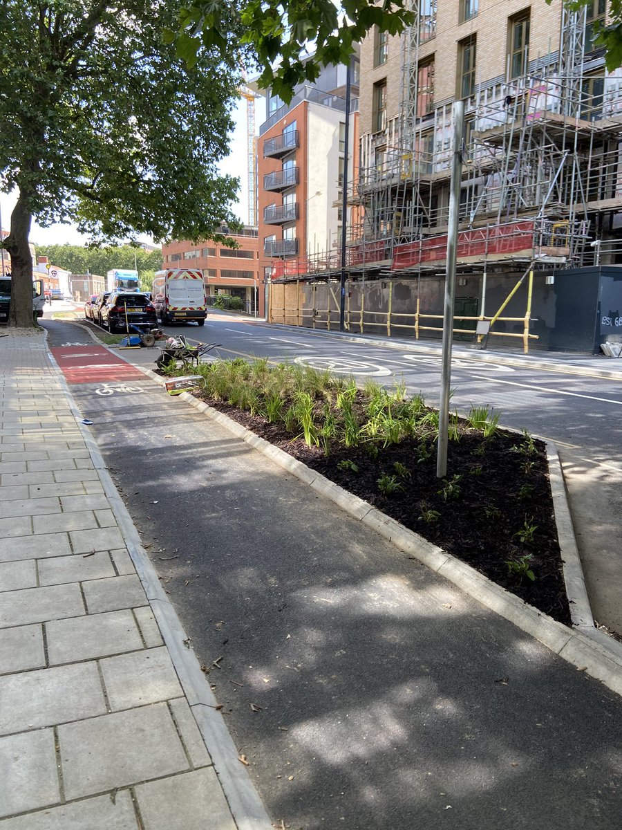 Great to see cycle path installed now on #Counterslip #Bristol
But
#missedopportunity for #sustainabledrainage #bioretention