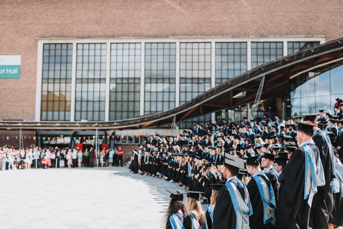 Lovely to see our amazing graduates from the Faculty of Health and Life Sciences with their families and loved ones on their big day 🥳🎉💚 We can't wait to see you go on and do great things 💫💫💫 @UniofExeter @Exalumni