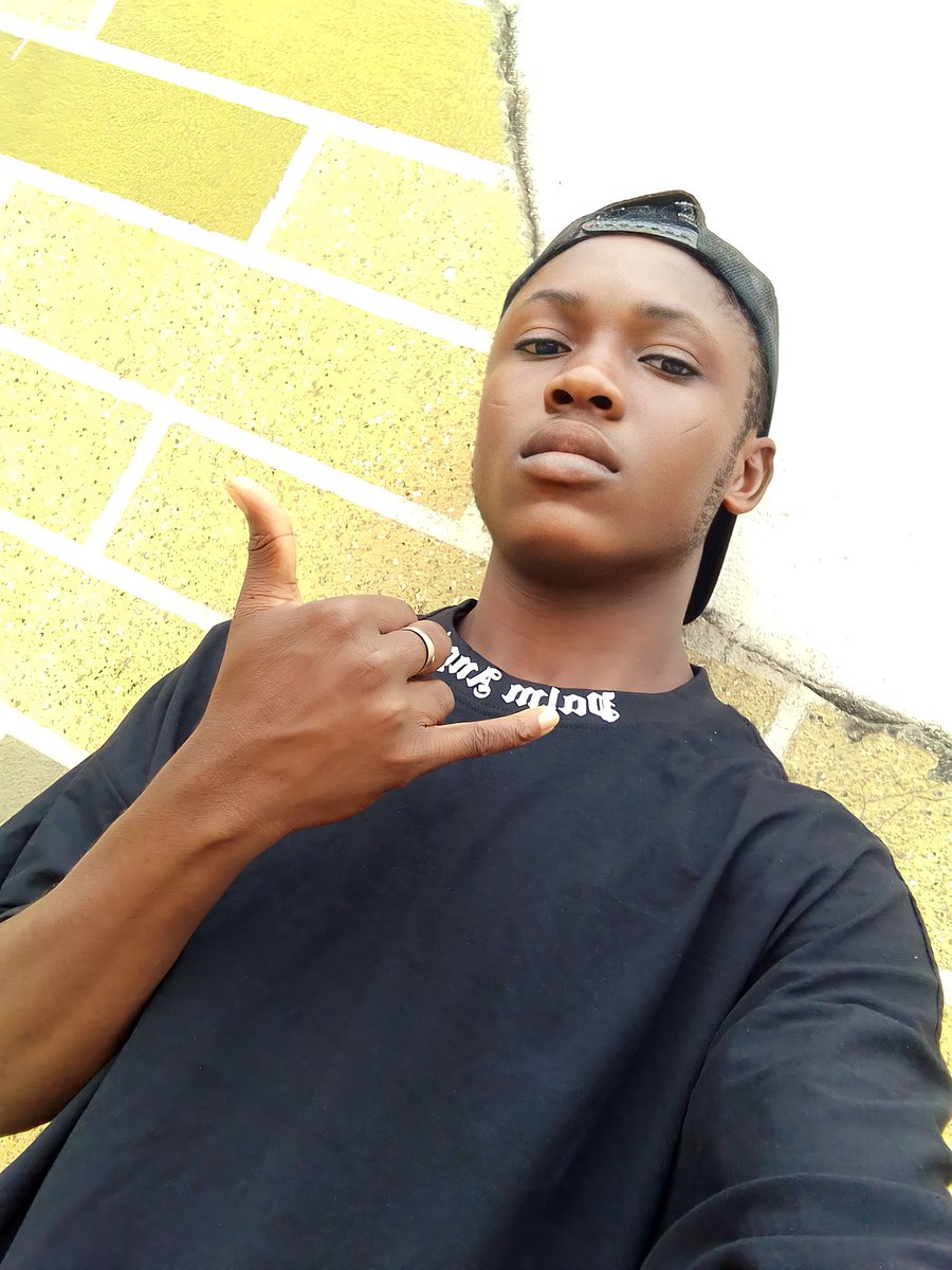 itsalpharaphael's tweet photo. Cmt ne pas te mépriser alors que tu me supplie de prendre l'argent que tu souffres pour toucher à la fin du mois ? un gros daron qui se lève tôt les matins pour aller bosser dans le but de tout me redonner ?

Oui j'suis méprisant mais toi tu donnes + de raison pour te mépriser https://t.co/rG9rJZK79o
