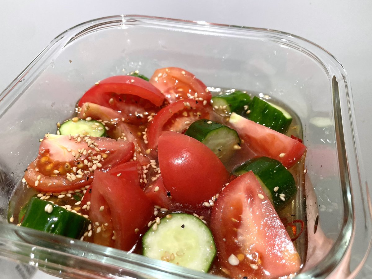nnnchanpoyon's tweet photo. トマトときゅうりは白だしと水2:1、オリーブオイル大さじ1に浸して30分冷蔵庫で冷やすと無限に食べれる悪魔的ツマミになるのでおすすめです。キンキンに冷やしたビールと一緒に食べると最高。 https://t.co/MjbsfZAoh7