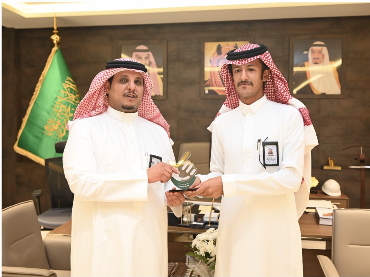 sultan_alakla's tweet photo. #تكريم 
#الاسلم 
سعادة أمين منطقة حائل المهندس /سلطان بن حامد الزايدي .. 
-يكرم الاستاذ : ريان عبدالله خلف المريدي الاسلمي .. 
- ويكرم الاستاذ : عبدالله فلاح الشريّطي الاسلمي .. ومجموعة من منسوبي الامانة ..
الف مبروك ماشاء الله ..
تستاهلون جميعاً وباذن الله من تكريم الى اخر ، وانتم محل الثقة والاشادة  والتكريم . .. والشكر والتقدير لامين المنطقة حفظه الله .. على التكريم والتحفيز والتشجيع لموظفي ومنسوبي امانة حائل .
#حائل_الآن