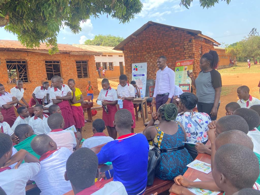 IUSYA_'s tweet photo. Engaging the boys and girls in a demonstration session of how to effectively use and dispose off menstrual pads.
#stopperiodpoverty
#stopperiodinequality. https://t.co/zdlNQbMNRV