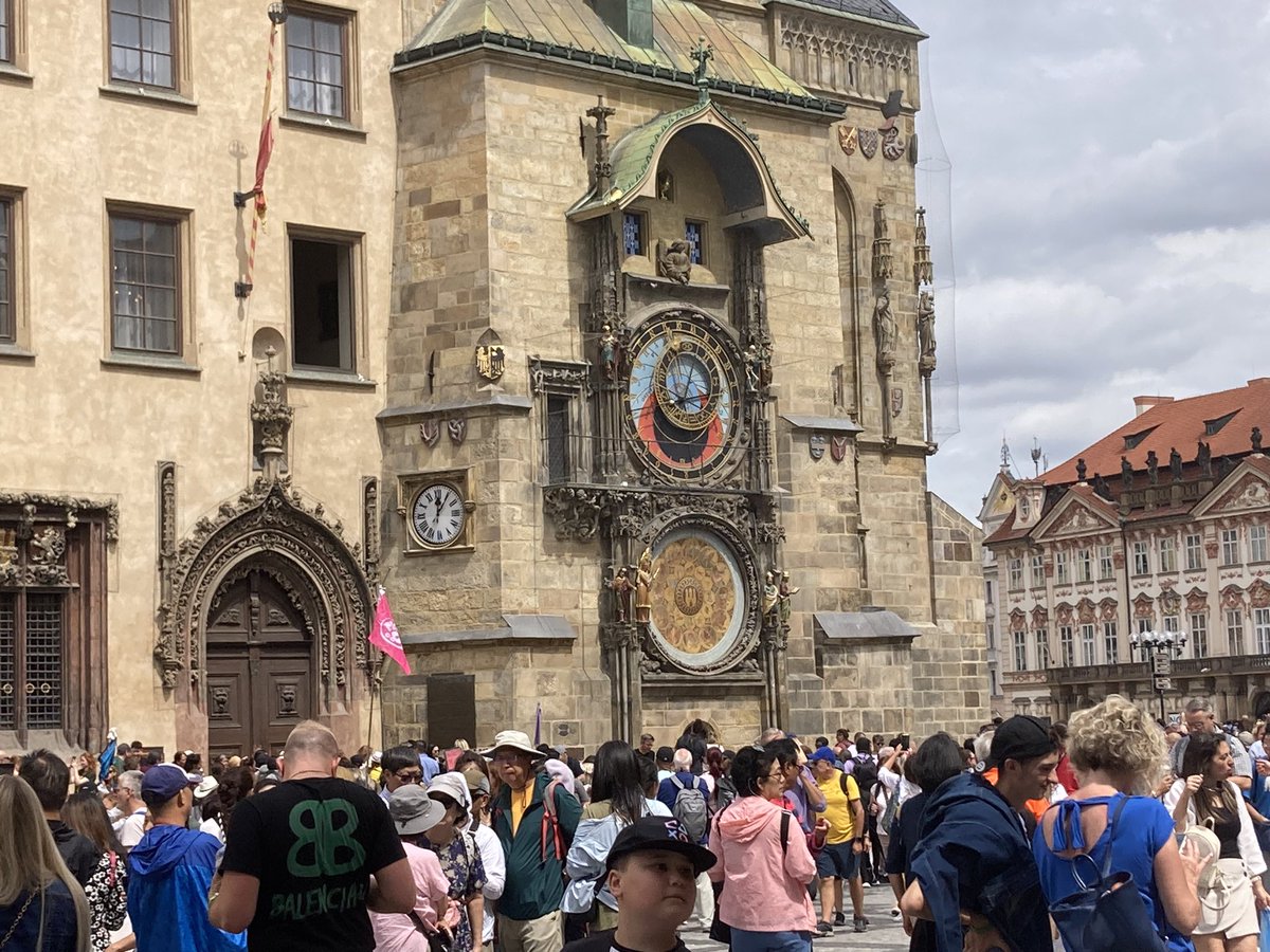 euro_tour's tweet image. プラハ(🇨🇿チェコ)。
ブルノからバスでプラハへやってきました。
本日の風景より。
①天文時計と旧市街広場
宿にチェックインの前に一息🍺
#チェコへ行こう