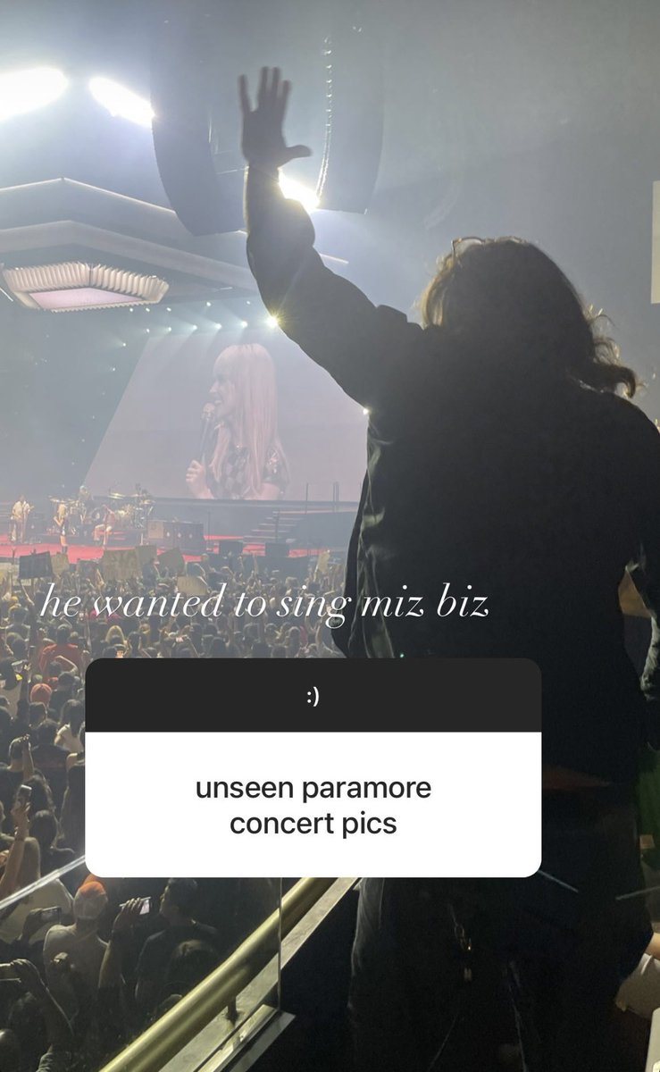 paramore_tour's tweet photo. Violet posted a picture of Dave Grohl at #ParamoreLA1 trying to get Miz Biz 😅 https://t.co/ZYIfKvREnA