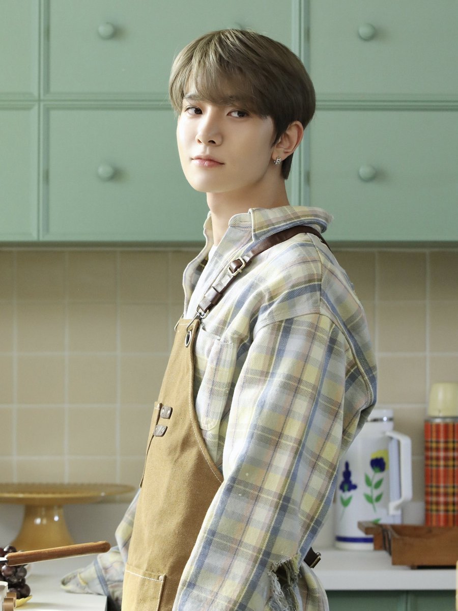 screaming crying blushing heeseung looks so boyfriend here 😣