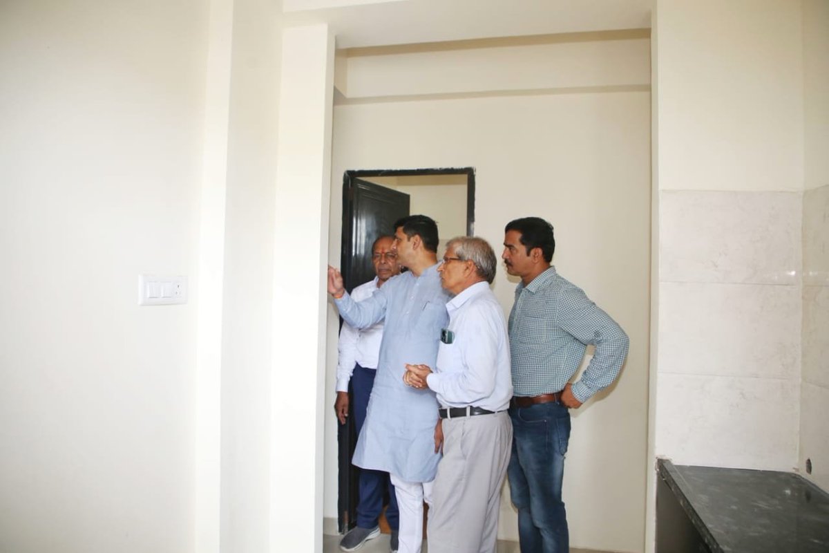 advpushyamitra's tweet photo. यशस्वी प्रधानमंत्री श्री @narendramodi जी के नेतृत्व में निम्नवर्गीय एवं मध्यमवर्गीय परिवारों को अपना स्वयं का आवास उपलब्ध कराने के लक्ष्य हेतु इंदौर नगर पालिक निगम दृढ़-संकल्पित है।

इसी के निमित्त बिचौली हप्सी में निर्मित लाइट हाउस प्रोजेक्ट के संबंध में अद्यतन जानकारी प्राप्त करने हेतु प्रधानमंत्री आवास योजना के अंतर्गत निर्मित आवासों का निरीक्षण किया तथा अधिकारियों को आवश्यक दिशा-निर्देश दिए।

निरीक्षण के दौरान श्री मधु वर्मा जी सहित जनप्रतिनिधि एवं अधिकारीगण उपस्थित रहे।

@PMAYUrban