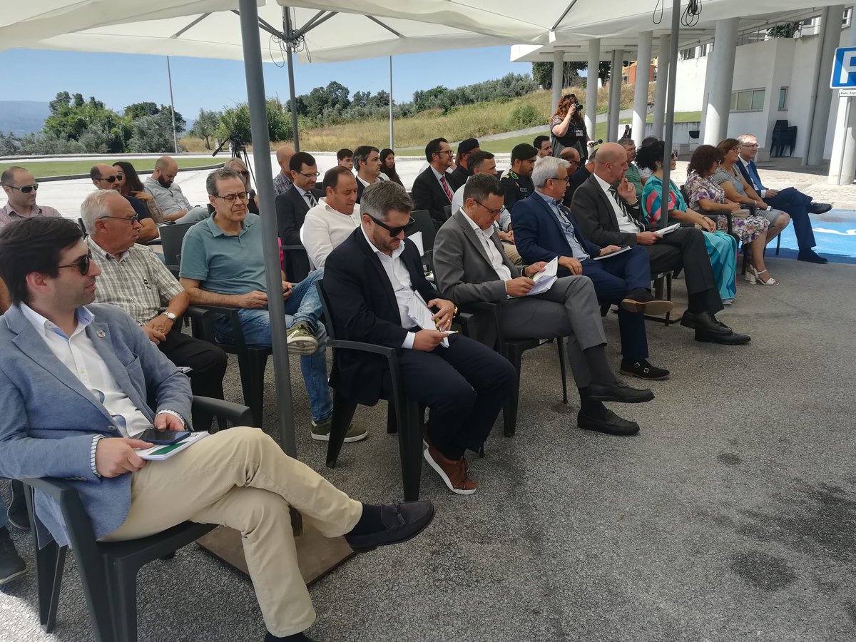 ambiente_pt's tweet photo. Hoje, em Fornos de Algodres, o #SEMU, Jorge Delgado, participou na inauguração de um autocarro elétrico, apoiado por verbas do POSEUR. E referiu o novo aviso de 90 milhões de euros para descarbonização de autocarros que irá abrir.
#XXIIIGoverno https://t.co/sq6S5vnaaU