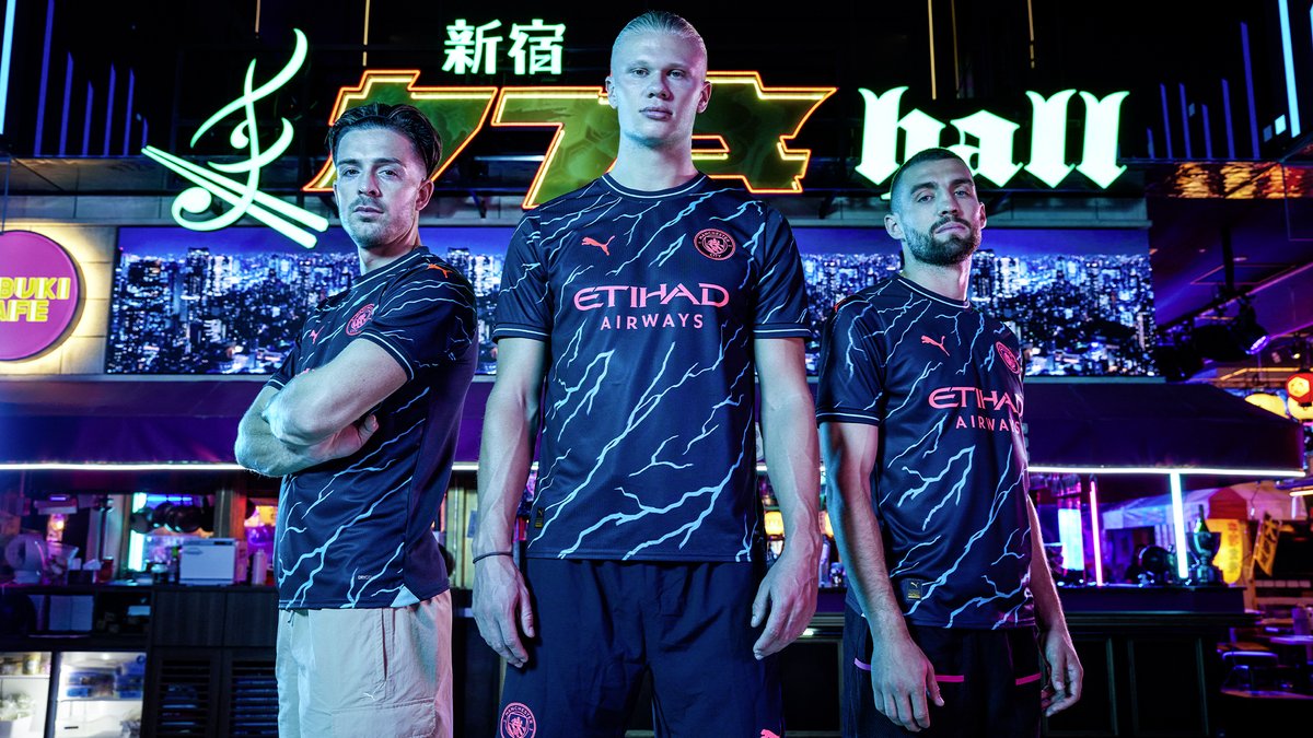 footinsidefr's tweet photo. Manchester City dévoile sont troisième maillot 2024 à Tokyo 
Le nouveau maillot électrisant a été lancé en exclusivité à Tokyo, au Japon, dans le cadre de la tournée de pré-saison de City. 
https://t.co/oMVXp37TGA 
#Mancity #ManchesterCity #ThirdKit #MaillotdeFoot #PremierLeague https://t.co/jW4kpGTLVo