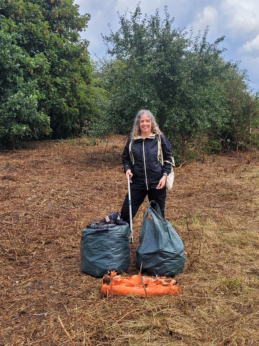 KirstenTrussell's tweet image. A very satisfying litter clean this morning. So much litter 😡, dog poo bags 🤬 and fly tipping 😡 revealed by recently cut back verge near Hollingbury golf course. @shellster_dan and I in the pouring rain, 40 minutes, done 😀 #litterpicking #dogpoobagrage #hollingdean
