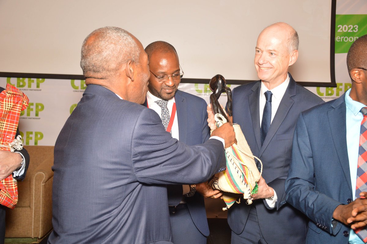 cbfp_pfbc's tweet photo. Cérémonie de passation entre la Facilitation sortante de la République Fédérale d’Allemagne du @cbfp_pfbc  et la Co-Facilitation entrante des Républiques Française et Gabonaise du PFBC - Communiqué de Presse 
https://t.co/dbDhF8OZXL https://t.co/wXMlHf6RZ1