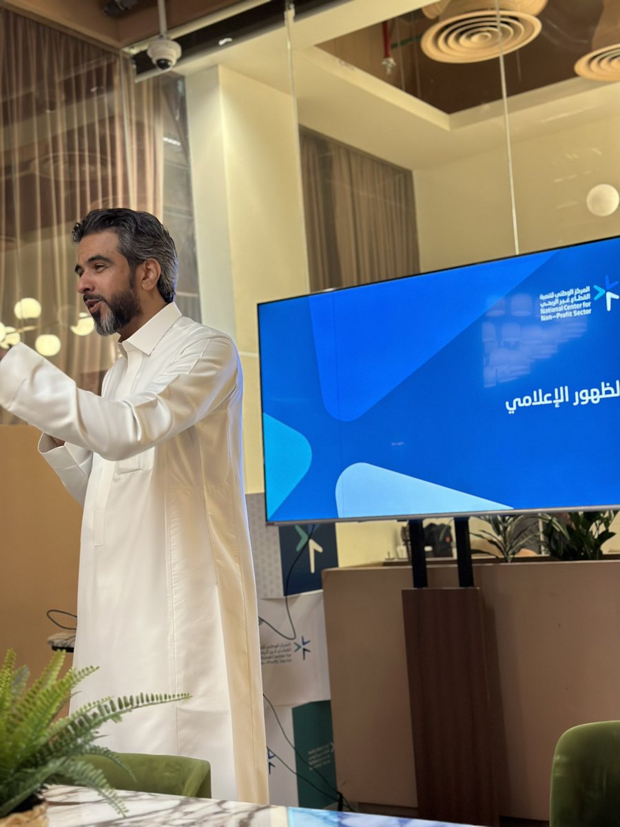 HananAbdullah_4's tweet photo. ورشة مميزة في الظهور الإعلامي مع المستشار ثاني الدهمشي ✨👏🏻
@ThaniAldahmshy 

#تسريع_ابتكار_الجمعيات https://t.co/H15L2WcmCW