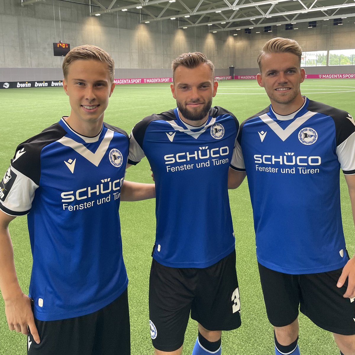 arminia's tweet photo. Grüße aus Frankfurt! 👋
Unsere Jungs absolvieren gerade den Media Day der @3_liga auf dem DFB-Gelände 📸 
#immerdabei https://t.co/tosAkqXVxo