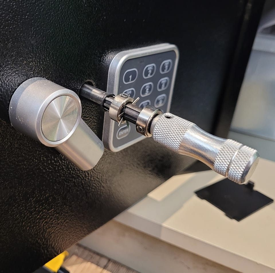 SteveSNsecurity's tweet image. Nice little safe opened using non destructive methods