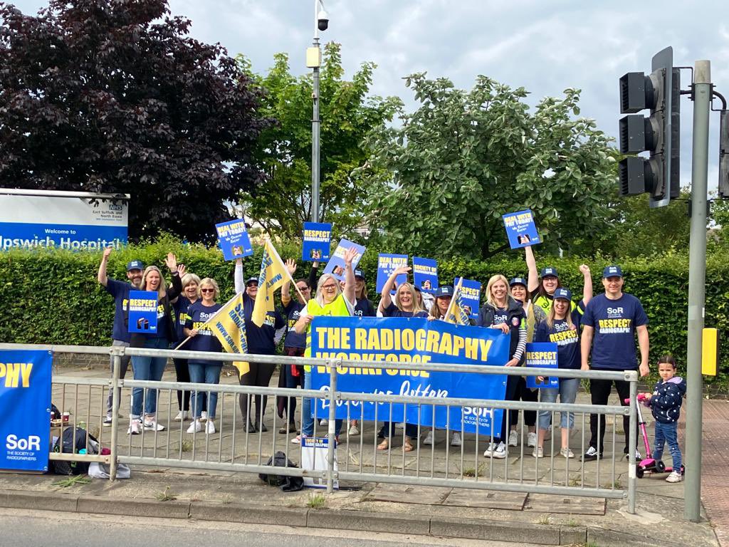 GemmaW26's tweet photo. Great support for radiographers today from the public on their 48 hour walkout @SCoRMembers https://t.co/IgEpmLeEIR
