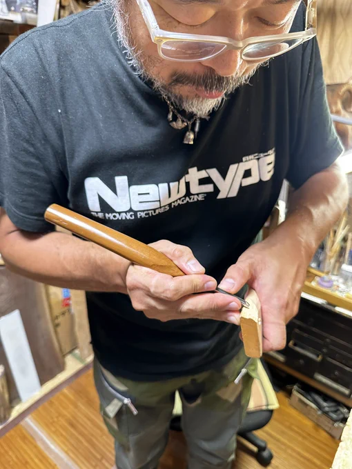 彫刻家の松本さん ご来訪!とても楽しそうに道具を試してくださったり、濃いお話で盛り上がったり。やはり先達の仰ることは深いです。自分も松本さんのように謙虚に歳を重ねたいなと思いました。明日からまた制作がんばります!
