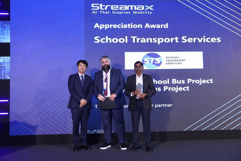 sts_gcc's tweet image. We were honoured to be part of the #StreamaxMenaConnect event on the future of #IntelligentTransportSystem. We were presented with an #AppreciationAward from Streamax President, Zhijian Zhao, in recognition of our partnership on the #SmartBus project. #STSGroup #SafeTimelySmart